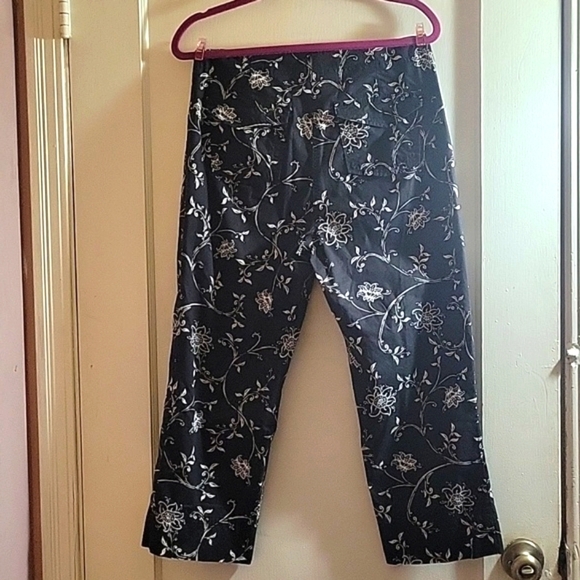 French Laundry Women’s Black with White Floral Capris, Size 6 - Picture 2 of 8